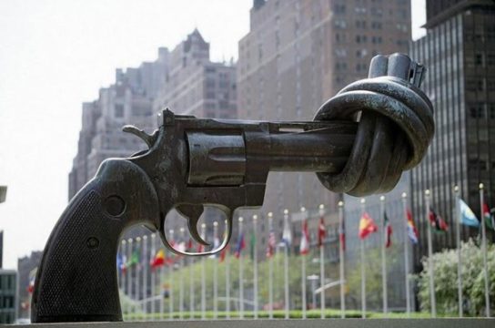 Памятники пистолет с завязанным узлом дулом ООН