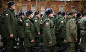 Призывники на сборном пункте